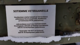 Haukiputaalla sijaitseva kenttätykki eli haupitsi on varustettu uudella muistolaatalla. Kuva: Hannu Liljamo