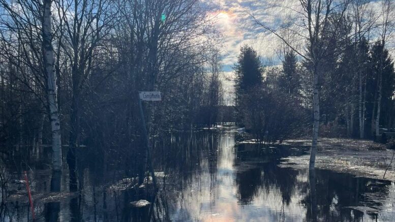 Tulva nousi myös Lampelantielle. Kuva: Jari Leskelä