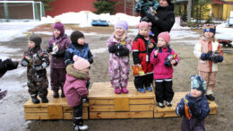 Nuorimmaisten palkintojenjaossa riitti sen verran vipinää, etteivät kaikki malttaneet pysytellä palkintopallin päällä, mutta kaikki sentään kuvaan ehdittiin ikuistaa. Kuvat: Ismo Piri