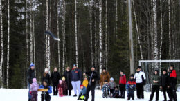 Saappaanheitto keräsi sekä osallistujia että katsojia runsaasti. Aiempien vuosien moninkertainen mestari Veli Ojala ei tällä kertaa ollut mukana kilvassa, joten yrittäjiä uudeksi voittajaksi riitti. Kuvat: Ritva Piri