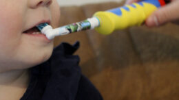 Hampaiden pesemisestä kannattaa tehdä rutiinia jo pienenä. Kuva: Joni Nalli