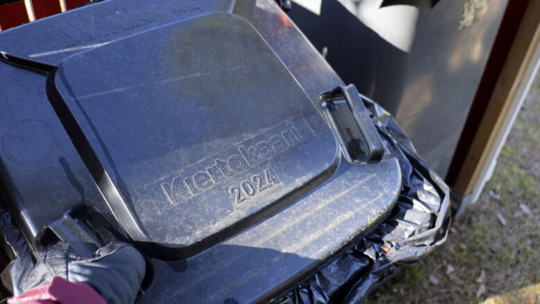 Oulun seudulla Iissä, Oulussa, Hailuodossa, Kempeleessä ja Lumijoella biojätteen kuljetuksista vastaa kuntien omistama Kiertokaari Oy. Sekajäteastian tyhjennyksestä huolehtii ainakin vielä tällä hetkellä kiinteistön haltija. Kuva: Tuija Järvelä-Uusitalo