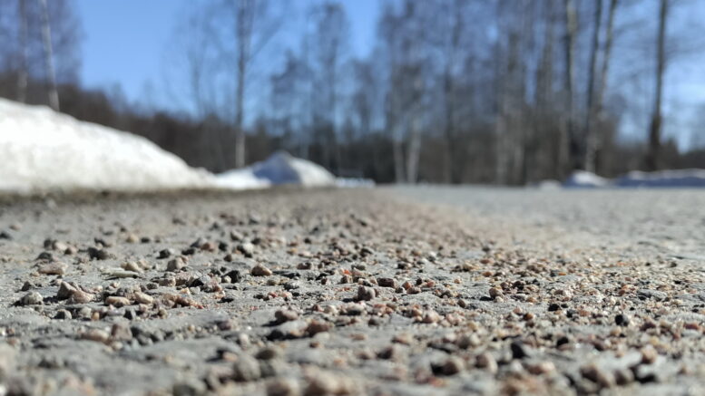 Hiekoitushiekan lisäksi ilmassa leijuva pöly sisältää muun muassa tien pinnoitteesta, autojen renkaista ja jarruista sekä pakokaasuista peräisin olevia hiukkasia. Arkistokuva: Terhi Ojala