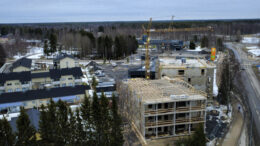 Asunto Oy Kellon Kultakello rakentuu tasaista tahtia Kellon K-Marketin takana sijaitsevalle tontille. Kuva: Anu Kauppila