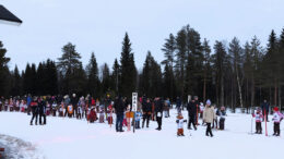 Lähtö- ja maalialueella riitti tohinaa etenkin pienimpien ollessa matkaan lähdössä tai maaliin saapumassa. Avustajia ja kannustajia riitti myös niin lähtöön, maaliin kuin ladun varteen. Kuvat: Ismo Piri