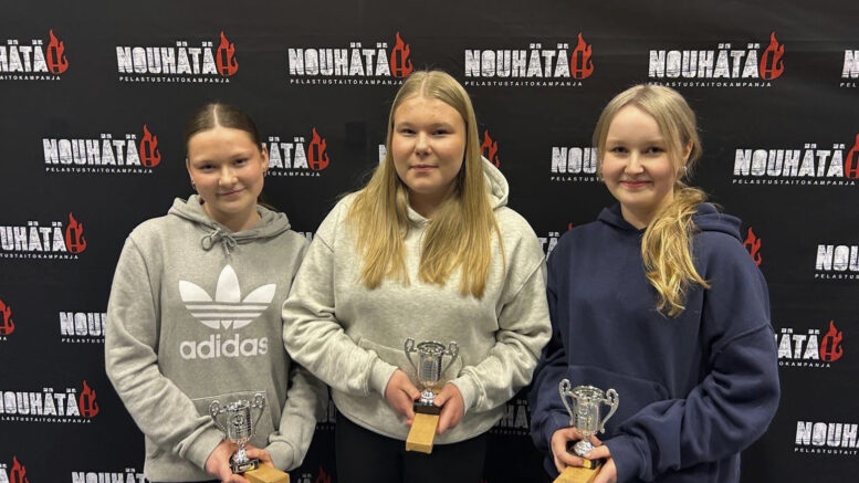 Kiiminkiläiset Olga Mattila, Silja Forsman ja Saana Jussila sijoittuivat toiseksi Nouhätä-aluekilpailussa. Kuva: Kati Helander-Kneckt
