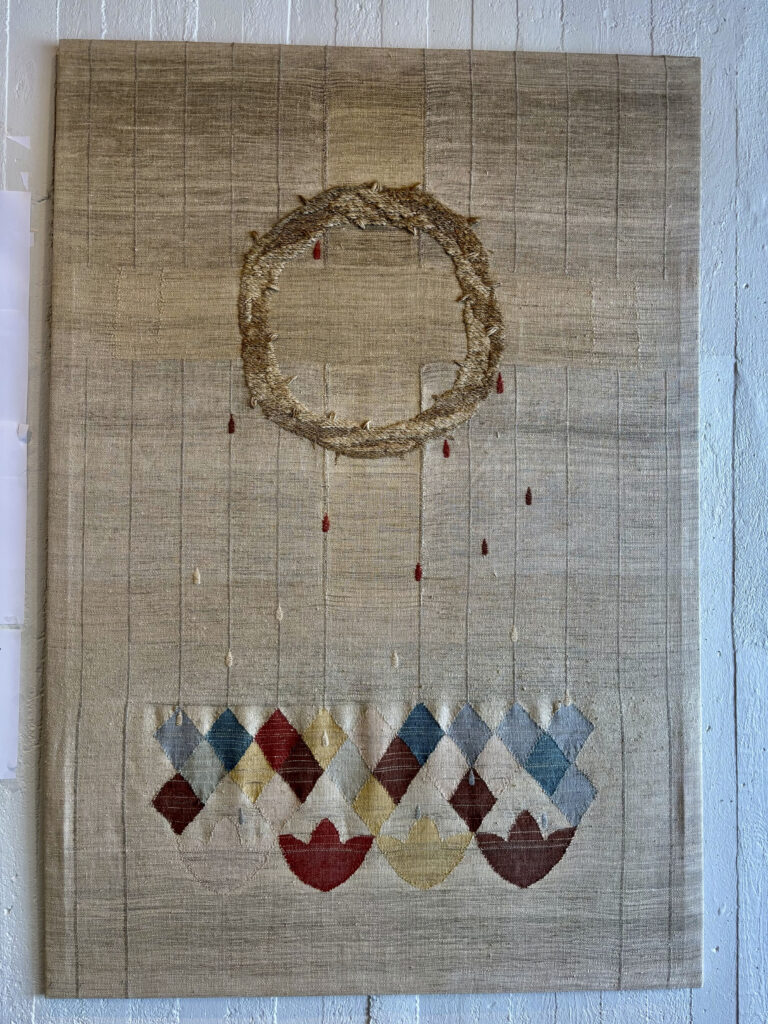 Iin seurakuntasalin taideteos.