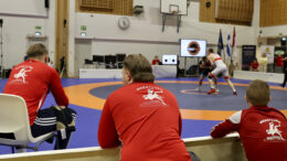 Eeli Ojalan valmentajat Juuso Ukkola ja Juho Pahikainen seurasivat tiivisti suojattinsa ottelua.