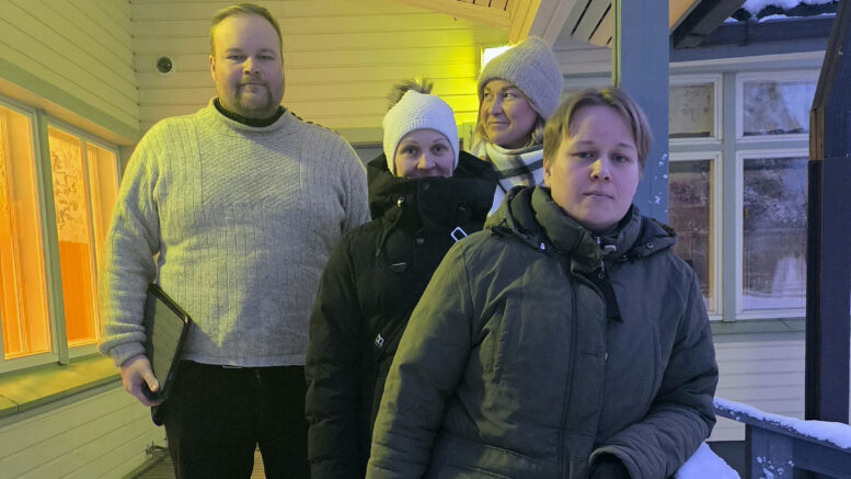 Oulun kaupungin sivistyslautakunnan jäsen Urho Haho keskusteli viime viikolla yhdessä kiiminkiläisten Sanna Haipuksen, Hanne Siekkisen ja Heli Jäntin kanssa muun muassa Ylikylän ja Tirinkylän koulujen tulevaisuudesta. Kuva: Anu Kauppila