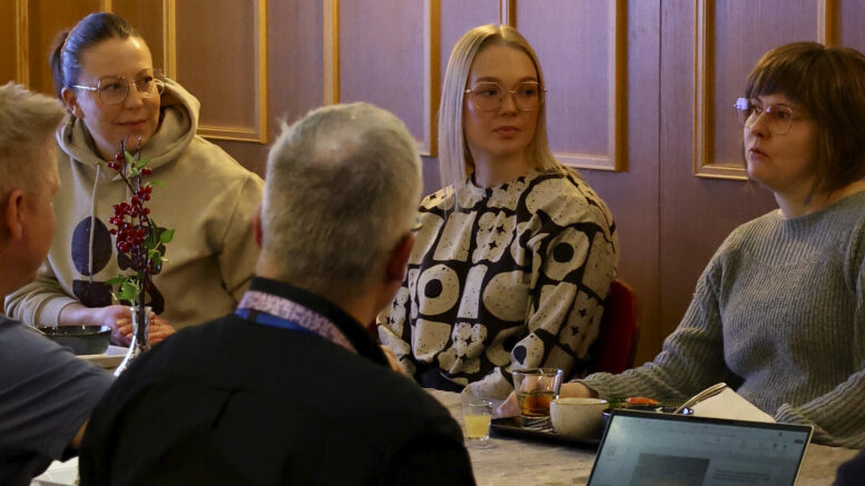 Helmi Tyykiluoto ja Iita Tyykiluoto edustivat Haukiputaan Yrittäjien aamupalalla Putaan Pullaa ja oikealla Johanna Räihä Haukiputaan Optiikka ja Silmälääkärikeskusta. Kuva: Anu Kauppila