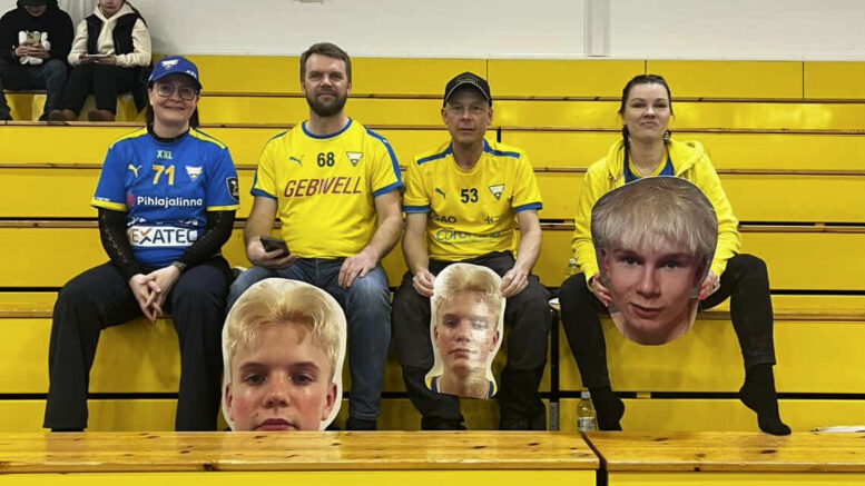 Anniina ja Arto Pohjola sekä Joni ja Johanna Vainio olivat kannustamassa jälkikasvuaan Porvoon pelireissulla.