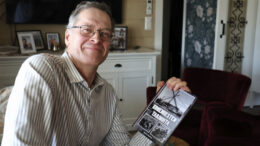 Jarmo Alasiuruan käsissä oleva Konemiesten tarinoita on hänen kuudes kirjansa. Kuva: Tuija Järvelä-Uusitalo