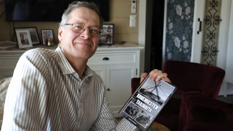 Jarmo Alasiuruan käsissä oleva Konemiesten tarinoita on hänen kuudes kirjansa. Kuva: Tuija Järvelä-Uusitalo