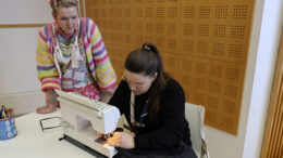 Marika Rousu (oik.) tuli korjaamana takkinsa taskun Parsi ja paikkaa -tapahtumaan. Katri Hiltunen antoi korjausvinkkejä. Kuvat: Tuija Järvelä-Uusitalo