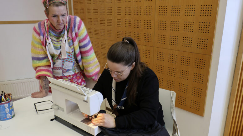 Marika Rousu (oik.) tuli korjaamana takkinsa taskun Parsi ja paikkaa -tapahtumaan. Katri Hiltunen antoi korjausvinkkejä. Kuvat: Tuija Järvelä-Uusitalo