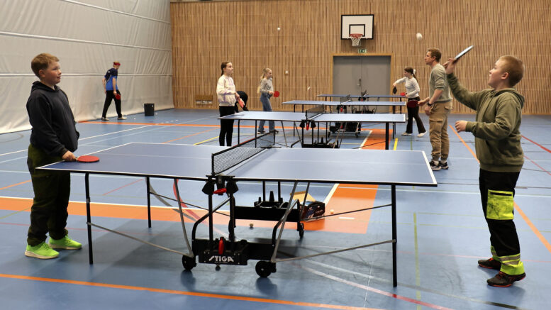 Aiemmin harvakseltaan pingistä pelanneet Oliver Päkkilä ja Aarne Seppänen Iin Jakun koululta huomasivat sen olevan kiva laji. Kuvat: Tuija Järvelä-Uusitalo