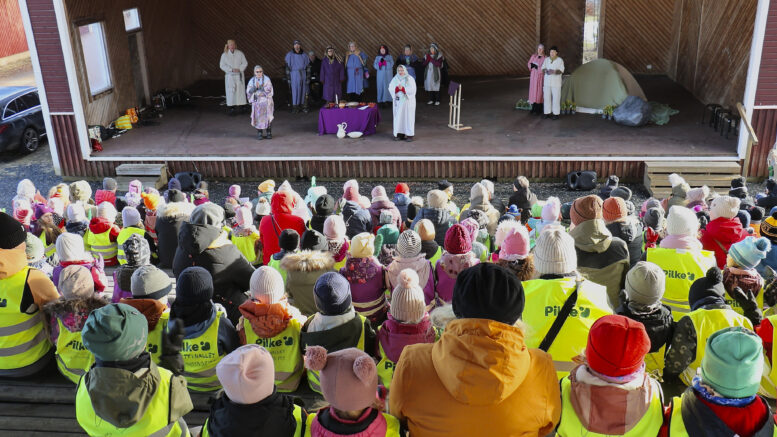 Pääsiäiskuvaelman maanantain ja keskiviikon päiväesityksessä oli katsojina pääasiassa päiväkotilapsia. Kolmas esitys oli tiistai-iltana. Kuvat: Tuija Järvelä-Uusitalo