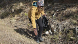 Kellolainen Maria Burrow haluaa innostaa muitakin keräämään roskia luonnossa liikkuessaan. Kuva: Anu Kauppila