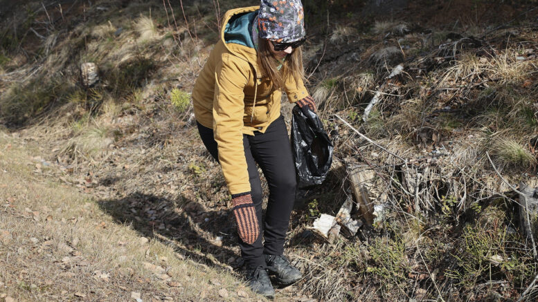 Kellolainen Maria Burrow haluaa innostaa muitakin keräämään roskia luonnossa liikkuessaan. Kuva: Anu Kauppila