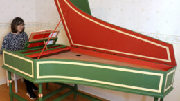 Iin seurakunnan kanttori Eija Jaara toteaa, että seurakunnan ostaman cembalon voi tunnistaa värityksestään 1970-lukulaiseksi. Kuva: Tuija Järvelä-Uusitalo