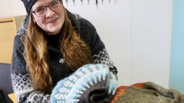 Henna Haapaniemen havainnot ympäristöstä muuntautuvat neulemalleiksi. Kuvat: Tuija Järvelä-Uusitalo