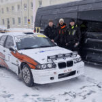 Henri Hökkä (vas.) ja Samuel Hökkä (oik.) ajavat ja toimivat kartturina vuorotellen. Keskellä päämekaanikkona toimiva poikien setä Sakari Hökkä. Kuva on Kemi-rallista, jossa tiimi sijoittui toiseksi.