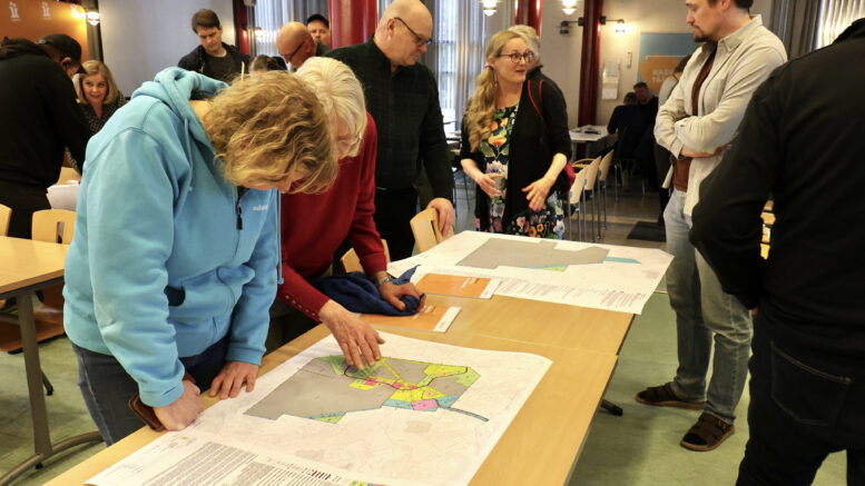 Tilaisuudessa oli mahdollisuus tutustua kaavakarttoihin. Etualalla karttaa tutkivat Tiina Vuononvirta ja Auli Kovalainen. Kovalainen on syntynyt lähellä paikkaa, johon kaavaillaan datakeskusta. Kuvat: Tuija Järvelä-Uusitalo