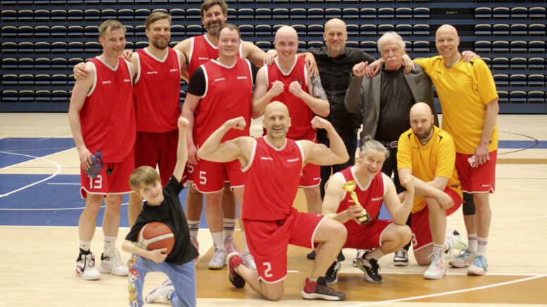KiiRin voittoisa joukkue kokonaisuudessaan. Takana vasemmalla Pekka Pääkkönen, Santtu Keinonen, Ismo Lindstedt, Vili Hautala, Oscar Pollari, Juhani Katajamäki, Lauri Valkama ja kapteeni Karri Oikarinen. Edessä kolmannen polven koripalloileva Valkama 7-vuotias Eetu Valkama, Stefan Gacic, Tuomo Valkama ja Tomi Yrjänheikki. Kuva: Matti Tieksola