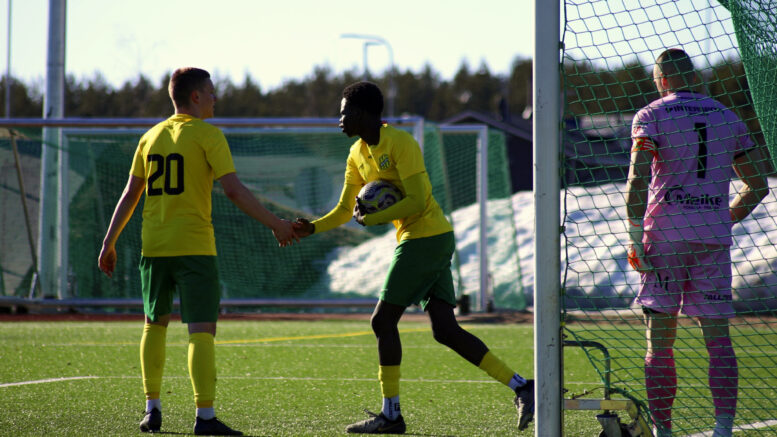 Henri Siipola (20) onnittelemassa Mahdia 1-3 kavennusosumasta. Kuva: Tommi Karvonen