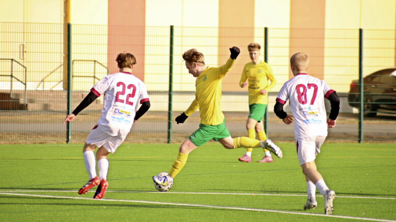 Henri Seppälä aloitti HauPan maalijuhlat, Leevi Nieminen seuraa taustalla. Kuva: Tommi Karvonen