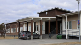 Iin kunnanhallitus esittää valtuustolle, että kirjastolle rakennetaan uudet tilat ja vapaa-aika- ja nuorisopalvelut ja Ii-opisto siirtyvät Kisakentän talolle. Opetuskäytössä oleva Kisakentän talo rakennettiin vuonna 2014 moduulikouluna. Kuva: Tuija Järvelä-Uusitalo