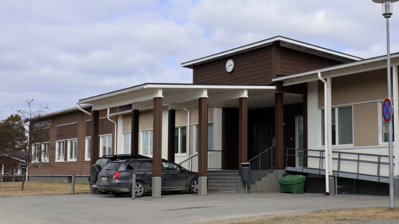 Iin kunnanhallitus esittää valtuustolle, että kirjastolle rakennetaan uudet tilat ja vapaa-aika- ja nuorisopalvelut ja Ii-opisto siirtyvät Kisakentän talolle. Opetuskäytössä oleva Kisakentän talo rakennettiin vuonna 2014 moduulikouluna. Kuva: Tuija Järvelä-Uusitalo