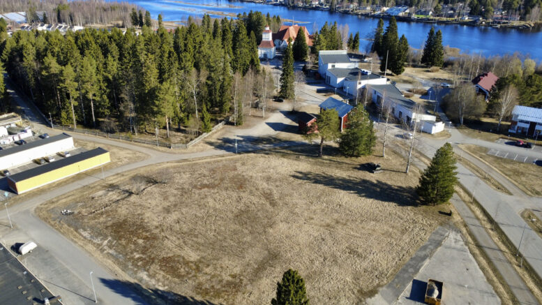 Entisen kunnantalon tontille suunnitellaan rakennettavaksi ikäihmisten yhteisöllistä asumista. Kuva: Anu Kauppila