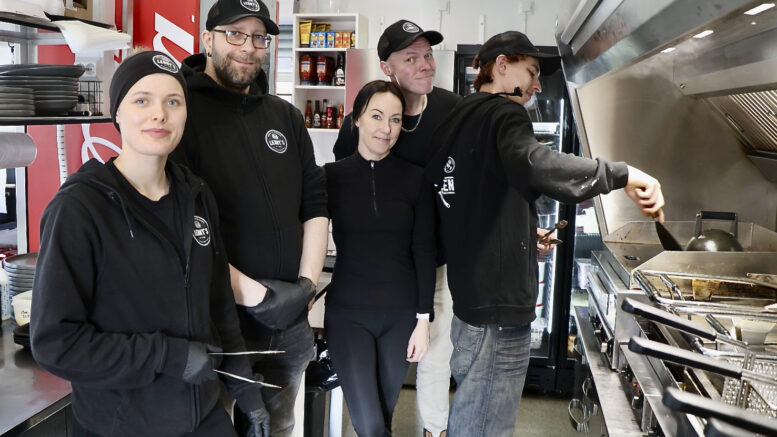 Lenny´sin Anna Tornberg, Mikko Paroll, Jenny Kenttälä, Niko Leinonen ja Miska Koivisto ovat olleet tyytyväisiä siihen, millaisen vastaanoton Paska Purkeri on saanut. Kuvat: Teea Tunturi