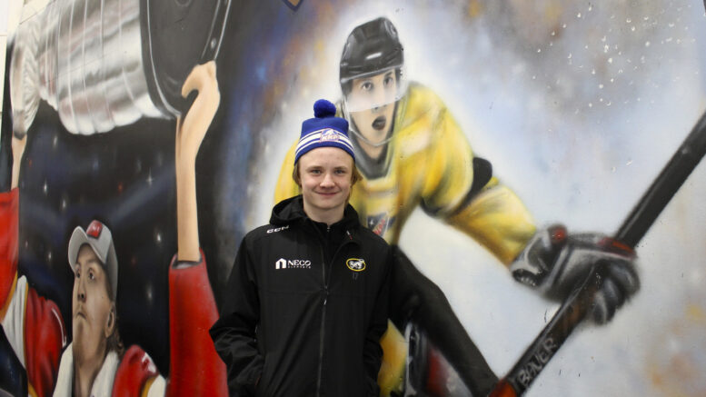 Matias Apukka aloitti uransa Jäälihallilta ja vierailee nyt nuorempien pelaajien treeneissä tutuilla jäillä. Hänen mielestään Jäälissä on hyvät puitteet jääkiekon harrastamiselle. Kuva: Tuuli Turunen