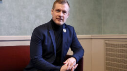 Kiiminkiläinen Lauri Nikula kertoo olevansa vaikuttunut siitä, miten Via Crucis on istutettu Ouluun. Tuotannon laajuus ja yhteisöllisyys yllättivät hänet. Oma osuus jännittää vielä hieman pääsiäisen alla. Kuva: Teea Tunturi