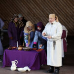 Jeesusta esittänyt kappalainen Pekka Soronen pesi opetuslasten ja jakoi näiden kanssa leivän ja viinin.