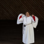 Iin seurakunnan perhetyöntekijä Irmeli Hietapellolla oli monta roolia kuvaelmassa.