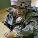 2-vuotias Seela sai tapahtumassa kasvomaalauksen ja siirtokuvatatuoinnin. Mukaan lähti myös ilmapallokoira.