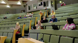 OYS:sa järjestetyssä Pohteen järjestämissuunnitelmaa käsitelleessä asukastilaisuudessa oli Pohteen työntekijöiden ja luottamushenkilöiden lisäksi paikalla vain muutama henkilö. Kuva nettilähetyksestä.