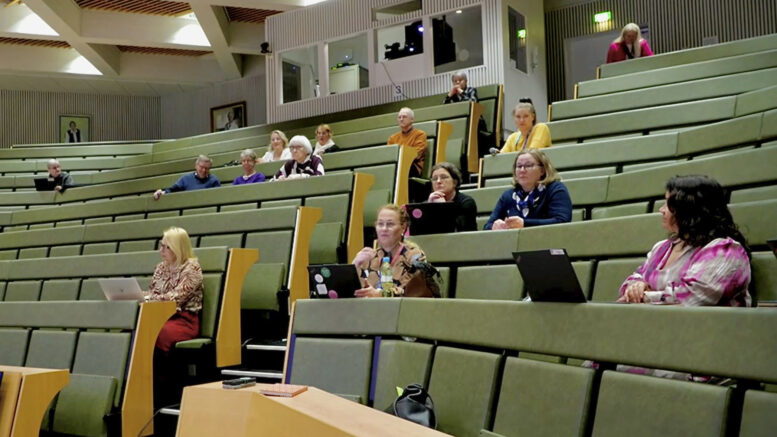 OYS:sa järjestetyssä Pohteen järjestämissuunnitelmaa käsitelleessä asukastilaisuudessa oli Pohteen työntekijöiden ja luottamushenkilöiden lisäksi paikalla vain muutama henkilö. Kuva nettilähetyksestä.