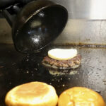 Paska Purkeri kootaan Huovisen sämpylöiden väliin. Viskaalin pihvi saa päälleen italialaista juustoa.