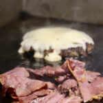 Pastrami on Viskaalin naudanrintaa.