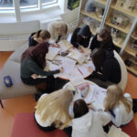 Lukuviikon kunniaksi Rantapohja sai Haukiputaan koululta seuraavan kuvan. Lukemisen iloa yhdessä! Pikku prinssi on luettu ja sitä tutkitaan ryhmässä. Kuvassa on Haukiputaan koulun 9f:n oppilaita suomen kielen ja kirjallisuuden tunnilla. Kuvan otti H. Hirvaskoski.