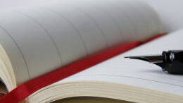 Kirjoittaja kertoo, että hänen on helpompi ajatella ja suunnitella tekemisiään, kun näkee ajatuksensa paperilla. Tämän seurauksena hänen päiväkirjansa ja puhelimen muistiinpanot ovat täynnä elämän suunnittelua. Kuva: Pixabay