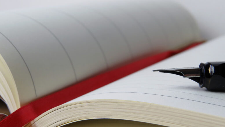 Kirjoittaja kertoo, että hänen on helpompi ajatella ja suunnitella tekemisiään, kun näkee ajatuksensa paperilla. Tämän seurauksena hänen päiväkirjansa ja puhelimen muistiinpanot ovat täynnä elämän suunnittelua. Kuva: Pixabay