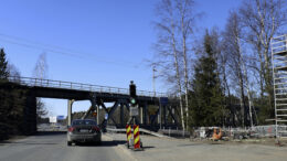 Ajoneuvoliikennettä ohjataan Iijoen ratasillalla vaiheittain liikennevaloilla tai pysäytetään hetkeksi liikenteenohjaajilla. Kuva: Tuija Järvelä-Uusitalo