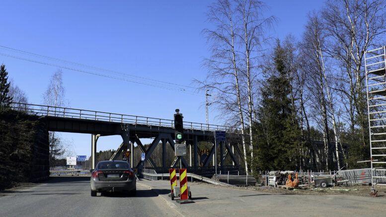 Ajoneuvoliikennettä ohjataan Iijoen ratasillalla vaiheittain liikennevaloilla tai pysäytetään hetkeksi liikenteenohjaajilla. Kuva: Tuija Järvelä-Uusitalo
