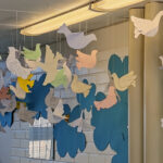 Rauhankyyhkyt lentelevät nyt Kiiminkijoen koulun aulassa.