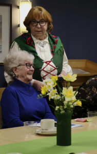 Haukiputaan reumayhdistyksen puheenjohtaja Hannele Salmi jakoi taiteilijapinssin myös perustajajäsen Raili Korvalalle. Kuva: Anu Kauppila